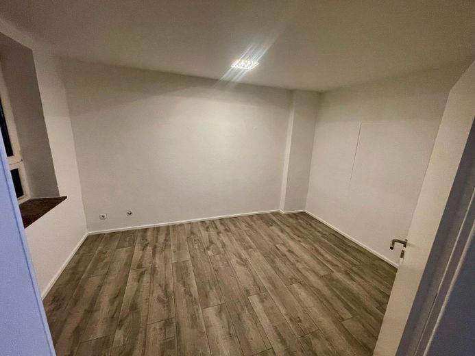 Wohn / Geschätshaus am Bahnhof/Fußgängerzone – Wohnung 1. OG (Saniert 12.25)