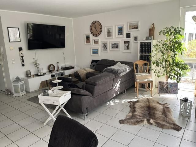 Hochwertige helle 3-Zi.-Whg., Einbauküche u. Balkon, in modernem 4-Fam.-Haus, Bestwohnlage Groovnähe – Wohnbereich