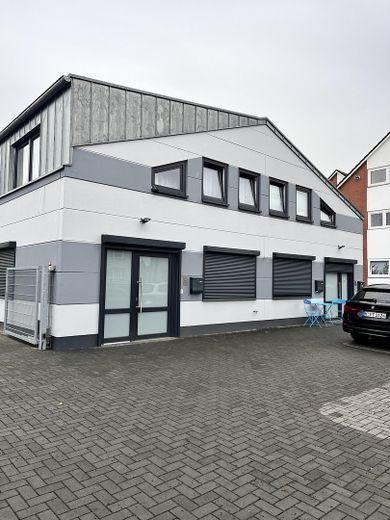 Vorderansicht des Gebäudes