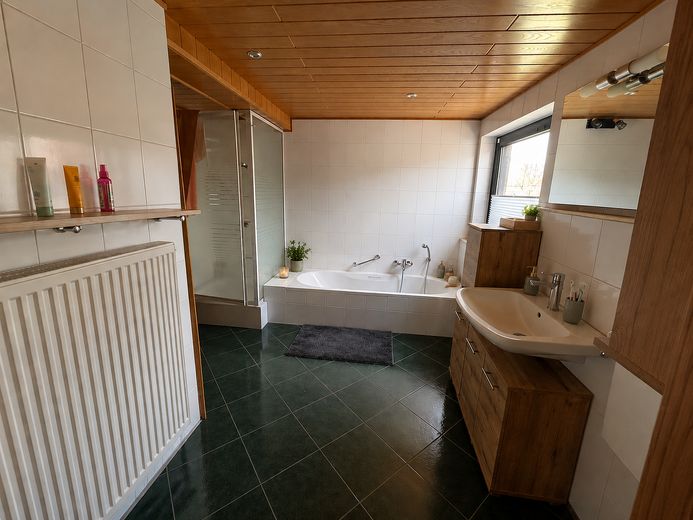 Modernisiertes Fachwerkhaus mit großzügiger Dachterasse und Platz für die Familie – Foto 3