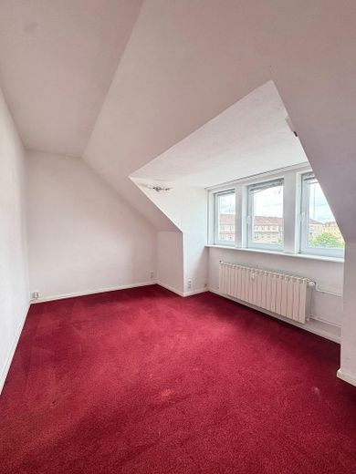 Provisionsfrei in Westend: Helle bezugsfreie 3-Zimmer Dachgeschosswohnung am Steubenplatz – Zimmer 1