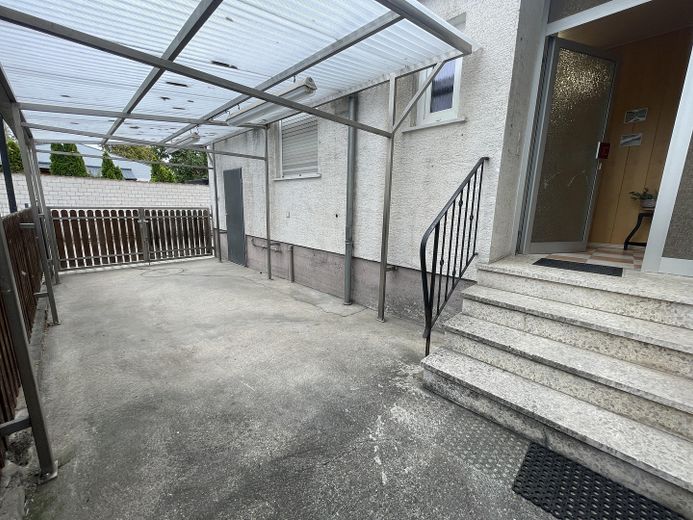 Il vostro angolo di Rheindürkheim – con cortile, carport e riscaldamento nuovo – Hof mit Carport Ansicht 1