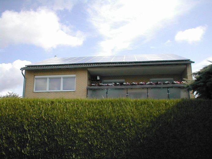 Curato appartamento al piano terra di 4 locali, ben distribuito, con impianto fotovoltaico, balcone XXL, giardino e garage a Erftstadt-K. – PV-Anlage m. 11,7kWp d. EG-ETW