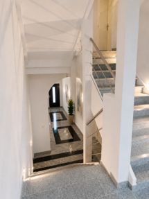 3-Zi. Wohnung + Balkon + Keller + Garten + Aufzug – Treppenhaus 
