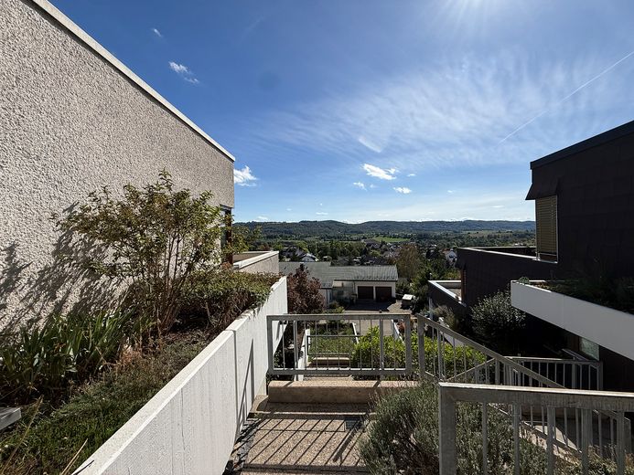 4 Zimmer mit Aussicht – Terrasse, Wärmepumpe, Garage und Stellplatz inklusive – Sicht vom Eingan