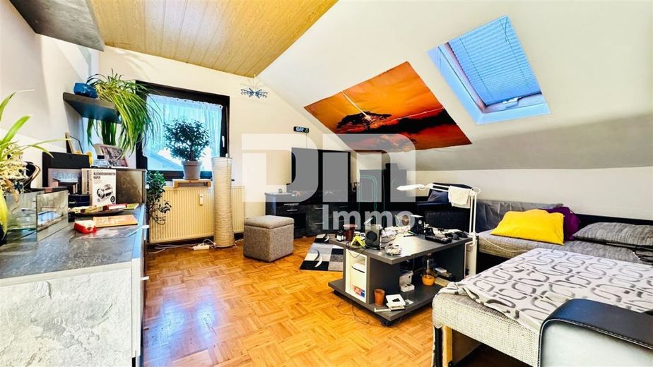 Umfangreich teilsaniertes Dreifamilienhaus mit Garage + PV Anlage und großem Garten – WE3 DG Wohnzimmer / Esszimmer