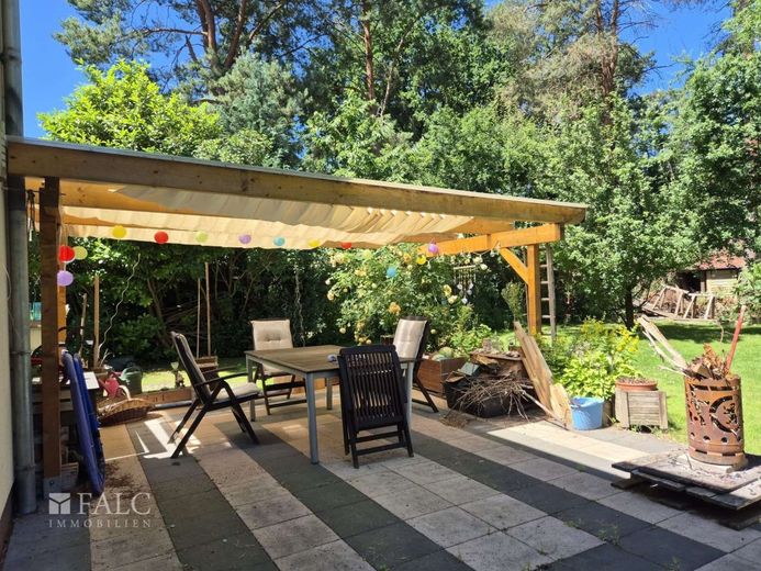 Großzügige Stadtvilla mit Pool und pflegeleichtem Parkgrundstück – Terrasse