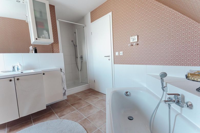 Field-edge location & sunset, detached single-family house with 224 sqm and PV system – Bad im OG mit Fußbodenheizung