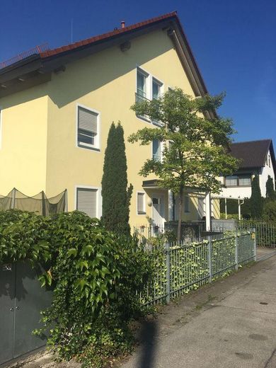 Reiheneckhaus in Lohhof mit Garten – Außenansicht