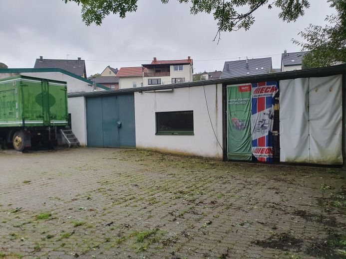 Kleine Halle und Garage