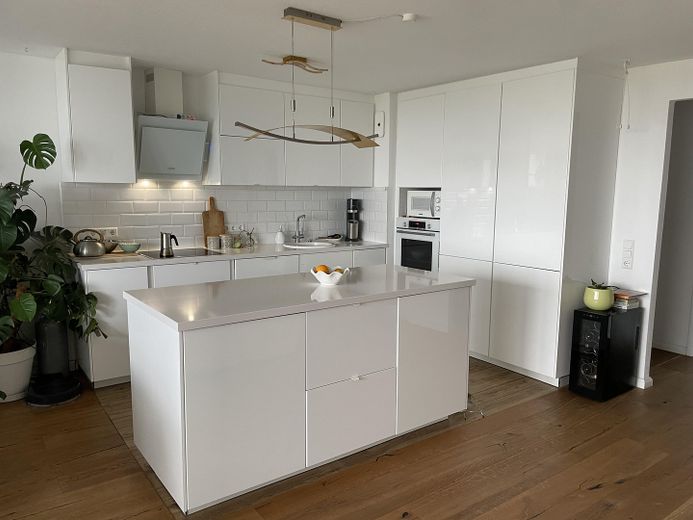 Moderne Küche mit Insel