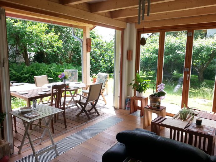 Arrivare. Respirare. Sentirsi a casa. Casa d'architetto in costruzione ecologica in legno – EG Wohnen Offen