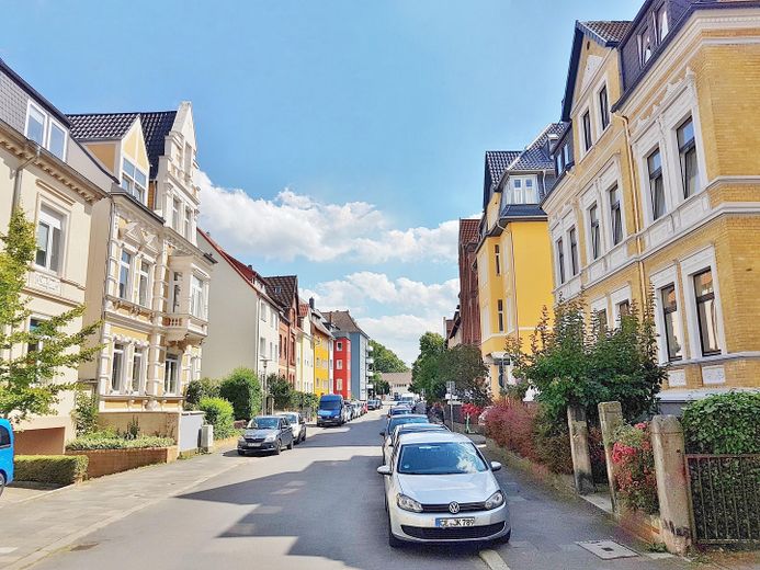 Centrumsnahe Anliegerstrasse, mit eigenem Garten – Strassenansicht
