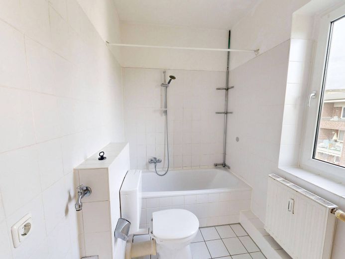 ** Helle 4-Zi.-Whg. mit BALKON und EBK in Rahlstedt ** – Ansicht I: Bad