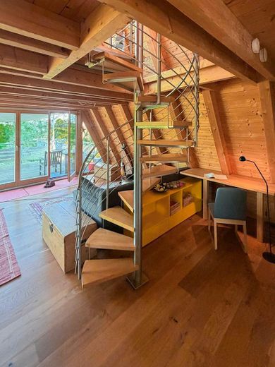 Haus bei Freising von privat – Wohnzimmer mit Wendeltreppe