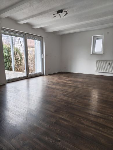 Kernsaniert & Provisionsfrei: Haus-im-Haus mit Privatgarten, Carport und Stellplätzen – Wohnzimmer