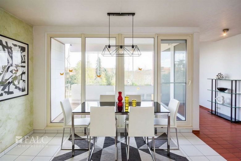 Stilvolle Maisonette mit Balkon, TG-Stellplatz &amp; Aufzug – Essbereich + Balkon - (KI generiert)