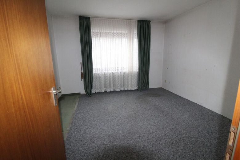 Charmanter, individueller Walmdach Bungalow mit Vollkeller, ruhigem, idyllischem Grundstück &amp; Garage – 10 - Schlafzimmer 1