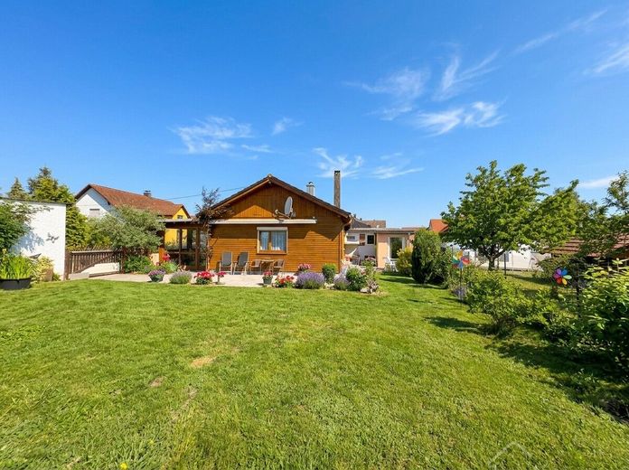 Sanierungsbedürftiges Bungalow mit Nebengebäude &amp; Garage und Keller in Röttenbach – TiTEL BG+EFH Röttenbach 2 044