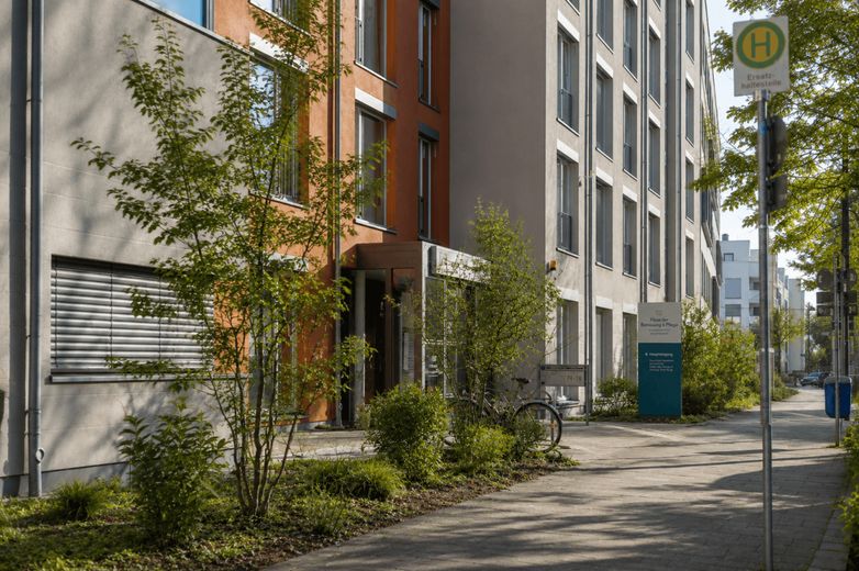 WERTE MIT WEITBLICK - Kompromisslose Sicherheit im Herzen des Riedbergs – Blick auf den Eingangsbereich