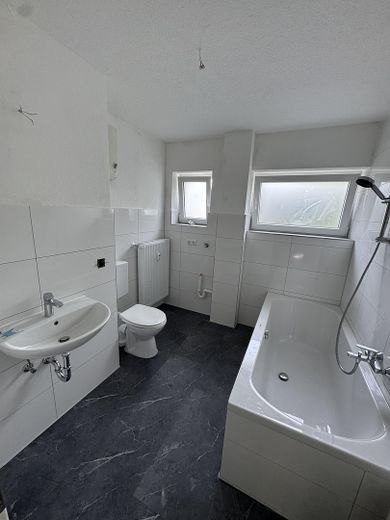 Renovierte 3,5 Zimmer EG Wohnung mit Garten – Bad