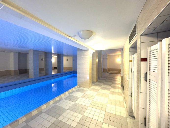 SCHWABING-WEST HELLE, MODERNISIERTE 2-ZIMMER-WOHNUNG MIT LOGGIA, SCHWIMMBAD UND GROSSER DACHTERRASSE – Gemeinschaftsschwimmbad