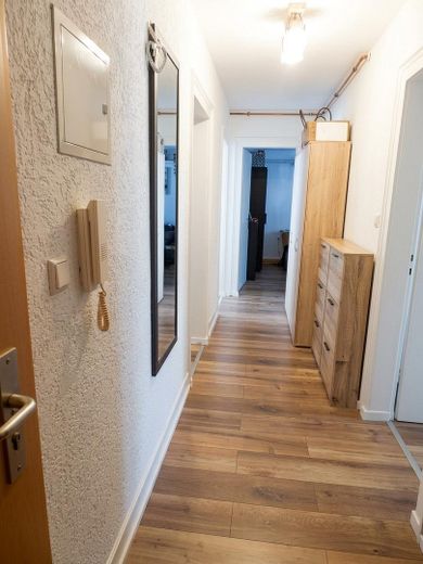 Ekskluzywne, odnowione 3-pokojowe mieszkanie – stylowo umeblowane i gotowe do zamieszkania! – Flur