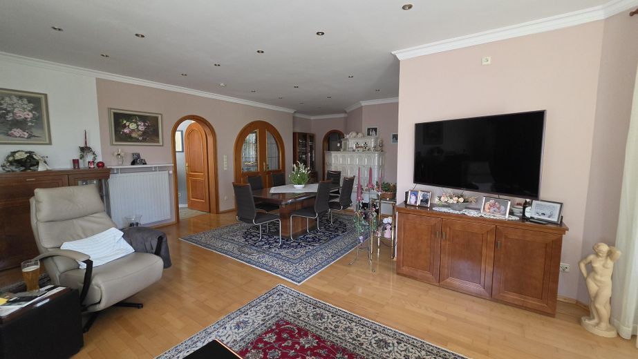 Provisionsfreies, schönes Haus mit Hauptwohnung + 2 Einliegerwohnungen. Mit schönem Garten – Wohn-/Esszimmer 5