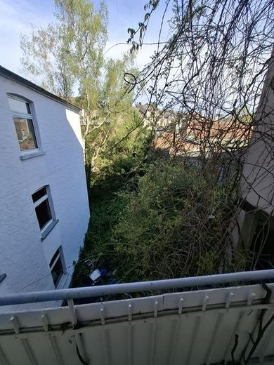 2 Zimmer Altbau Traum mit Balkon zum Innenhof. Sofort beziehbar. Von Privat. – Blick in den Hinterhof