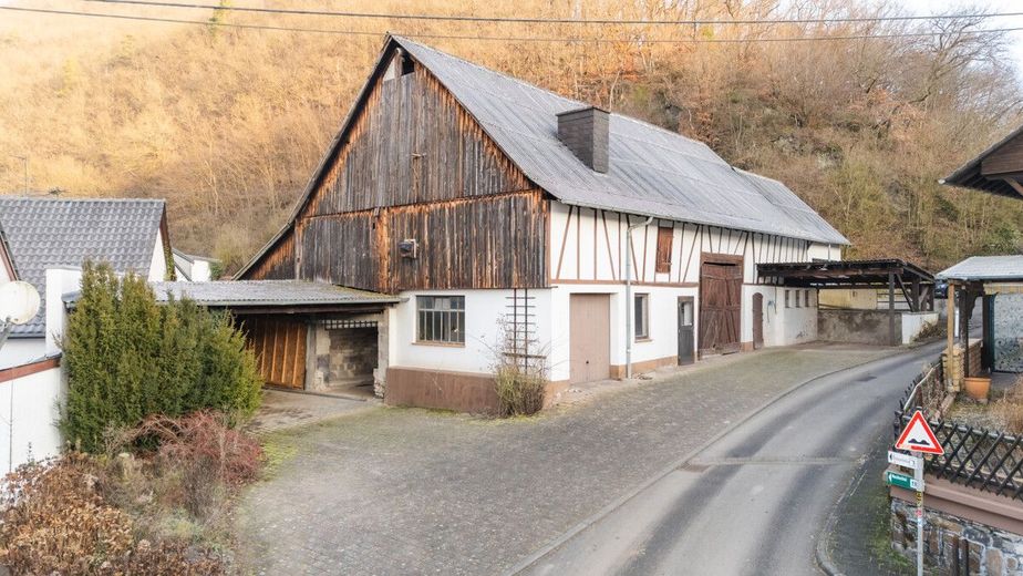 Fachwerkhaus mit Anbau und großer Scheune. Sanierung mit Substanz in Roßbach-Wied! – Straßenansicht Scheune