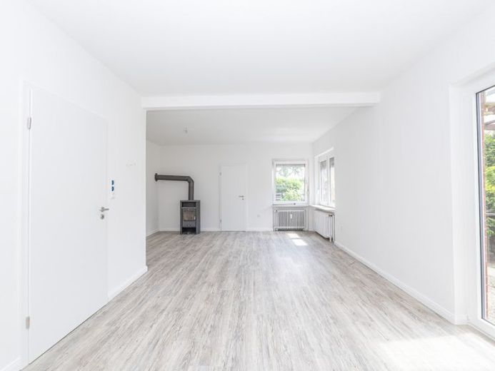 Teilmodernisierte 4-Zimmer-Wohnung mit Garten, Kamin und großzügiger Nutzfläche – Foto 1