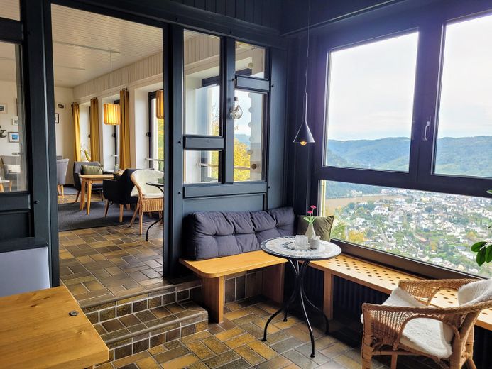 Alojamiento Moselsteig: 6 apartamentos vacacionales, cafetería y vivienda del operador con vistas al Mosela – Café mit Aussicht