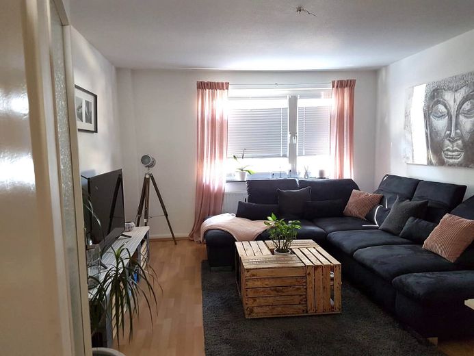 Helle 3-Zimmer-Wohnung mit Einbauküche in beliebter Wohnlage – Wohnzimmer