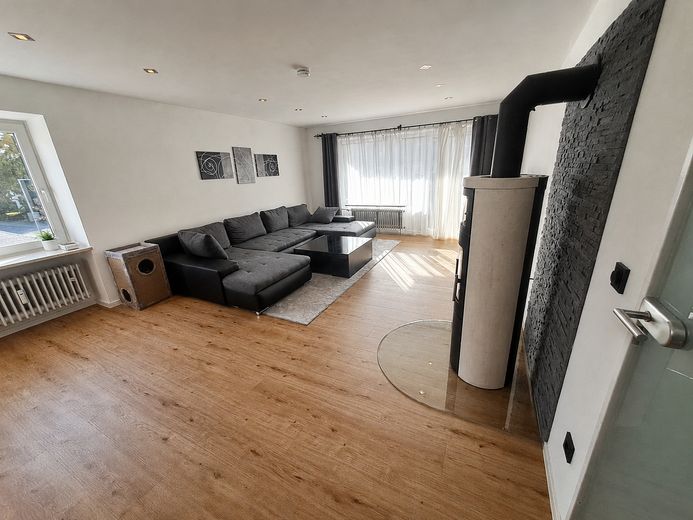 Großzügige 4-Zimmer-Wohnung in Rosenheim mit 2 Bädern & 2 Balkonen – Wohnzimmer