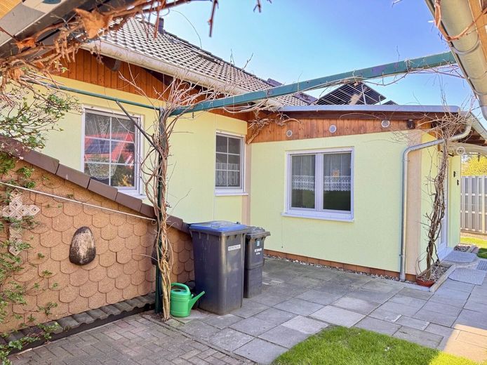 HORN IMMOBILIEN + Einfamilienhaus mit Einbauküche, Doppelgarage und Keller in Krugsdorf bei Pasewalk – Hausansicht