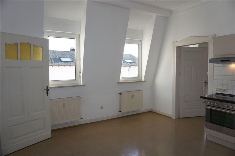 Wunderschönes helles Altbauappartement mitten in Trier mit Stuckdecken und Einbauküche – Wohn- und Essbereich