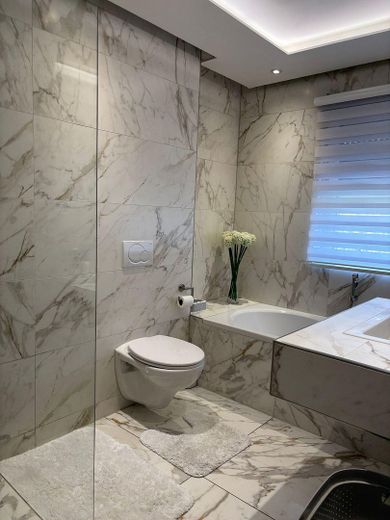 Hochwertig sanierte Doppelhaushälfte mit Hydropool & Wintergarten – ruhige, grüne Lage am Hochfeld – Badezimmer Eltern