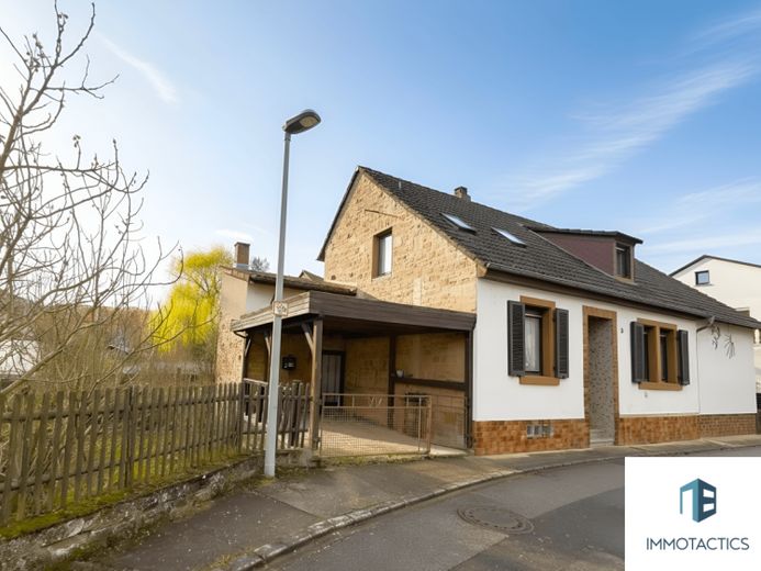 Freistehendes Einfamilienhaus mit Garage, Carport und Garten in Odernheim am Glan – Foto 1
