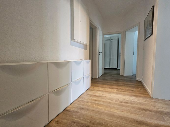 Sanierter Altbau! 3-Zi-Wohnung mit Balkon im 1.OG im beliebtem Martinsviertel – Flur
