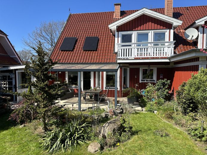 Senza provvigione: porzione di bifamiliare in stile casa svedese con sauna, ampio giardino e vista sui campi – Rückansicht