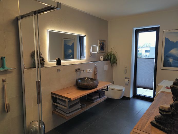 Prov.frei!-Hochwertige 3-Zi.-Terrassenwohnung mit großer Dachterrasse, Küche, zentral – Bad