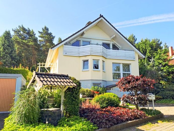 *Casa unifamiliar en una ubicación de ensueño en Weinböhla*
*Cocina equipada*5 hab.*Chimenea*Sauna*Sótano*Garaje* sin comisión* – Foto 1