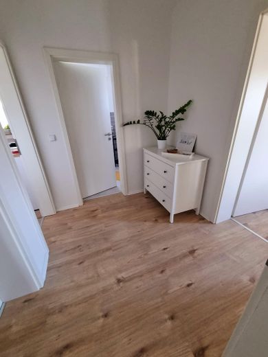 Bellissima casa bifamiliare con ampio giardino, piscina, garage, cucina componibile ecc. – Flur