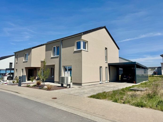 HORN IMMOBILIEN ++ Neuwertiges Einfamilienhaus in Neubrandenburg Obodritenstraße, EBK + Carport – Hausansicht Straßenseite