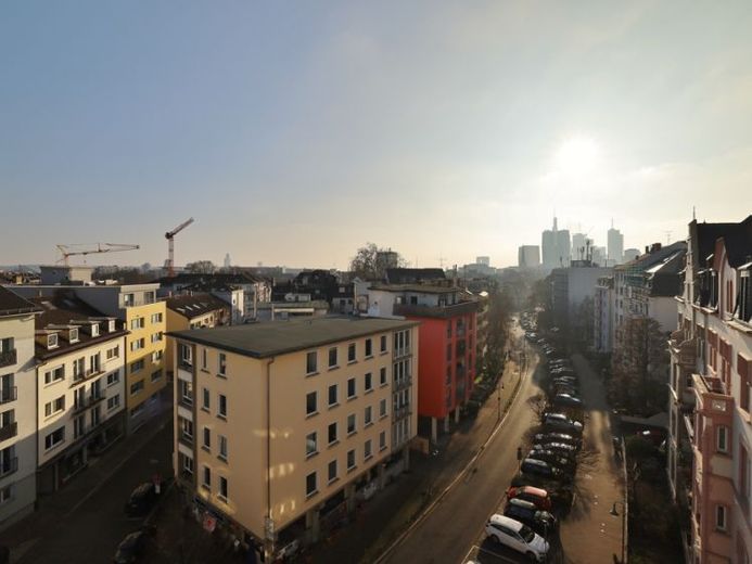 Bienvenue dans le Nordend ! Appartement de 2 pièces avec terrasse commune sur le toit – Photo 1