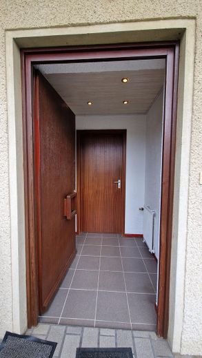 Casa a schiera di testa con camino e moderno impianto di riscaldamento ibrido a gas a Berlino-Rudow – Eingangsbereich/Flur