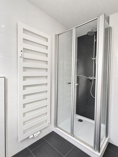 Wohnen auf zwei Ebenen – Maisonette mit hochwertiger Ausstattung und 3 Stellplätzen – Dusche um Badezimmer