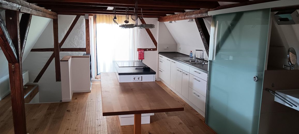 Old building gem - studio with castle view – Wohnzimmer Blick Küche/EZ