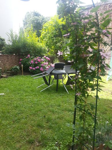 स्मारक-संरक्षित भवन में उज्ज्वल अपार्टमेंट – Garten / Sommer