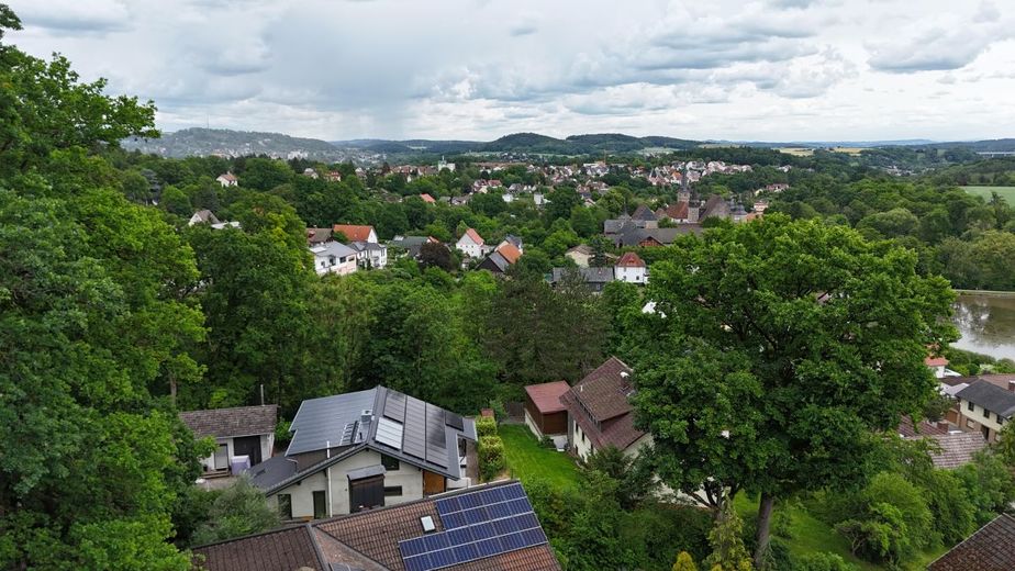 Traumgrundstück in bester Aussichtslage: Ihr Logenplatz in Ahorn bei Coburg! – Luftaufnahme Aussicht